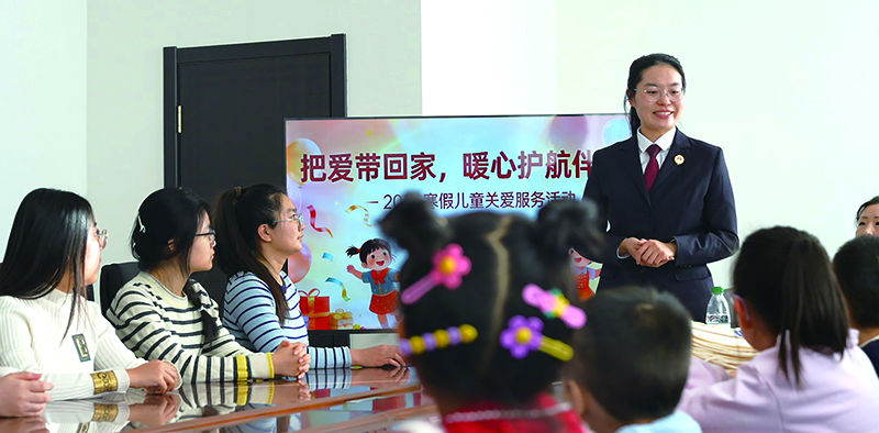 法治課堂上檢察干警為孩子們送上“安全錦囊”