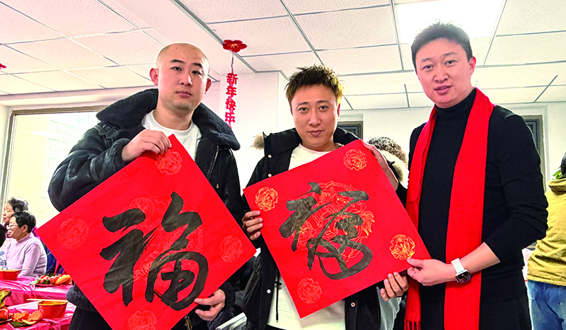 新就業(yè)群體和社區(qū)書記（右一）展示“?！弊? style=