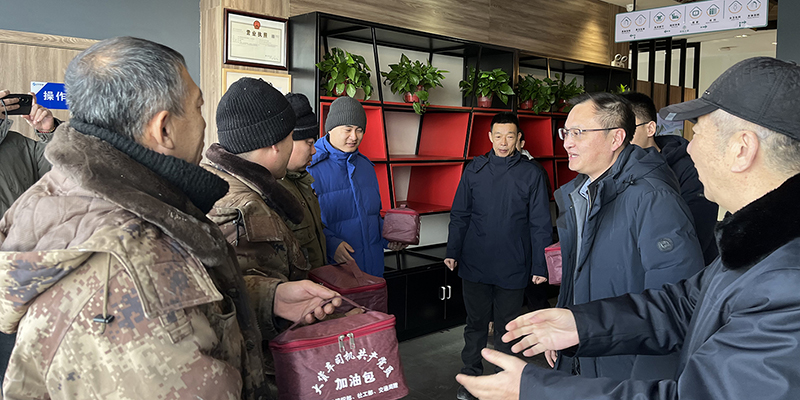 鐵嶺市委社會(huì)工作部工作人員在春節(jié)期間慰問大貨車司機(jī)。