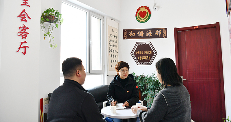 叢琳耐心調(diào)解夫妻矛盾。