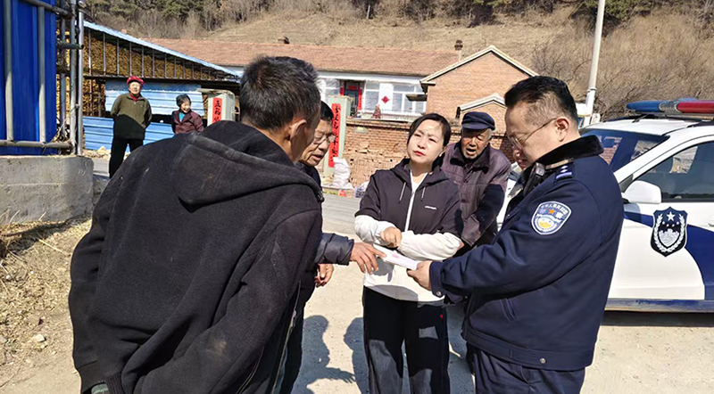 頭題圖，聶家滿族鄉(xiāng)調委員主任高翠（中）和派出所、司法所工作人員到張某家調解圍墻分界糾紛。