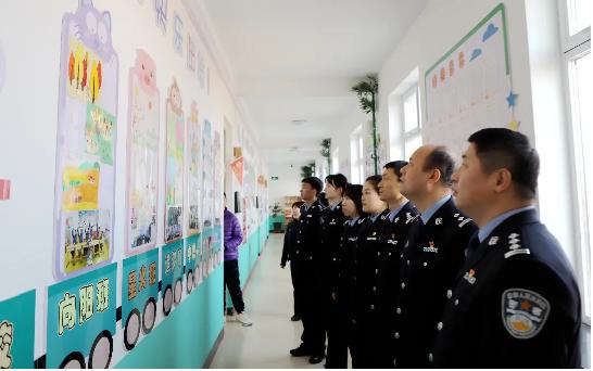 三題圖，民警參觀學(xué)校手工課堂作品