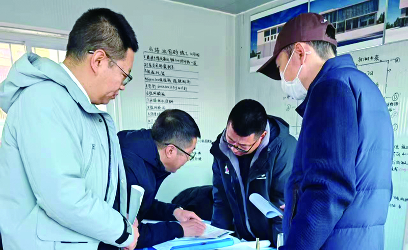 檢察干警指導(dǎo)相關(guān)部門開展取用水管理專項(xiàng)整治