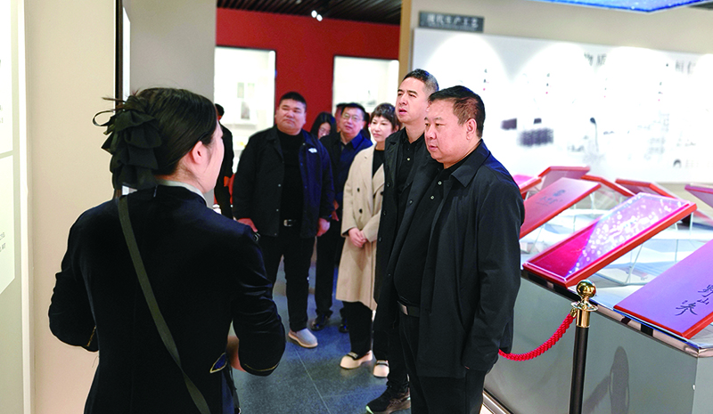 本溪中院黨組書記、院長(zhǎng)李景會(huì)（右一）參觀遼寧參中堂健康產(chǎn)業(yè)股份有限公司