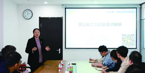 頭題圖，李宏源律師為企業(yè)員工講解法律知識。