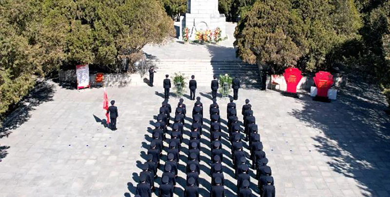 頭題圖，凌源第一監(jiān)獄民警肅立默哀。
