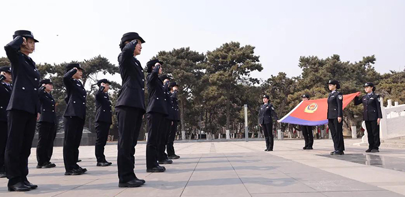 頭題圖，遼寧省女子監(jiān)獄組織民警重溫入警誓詞。