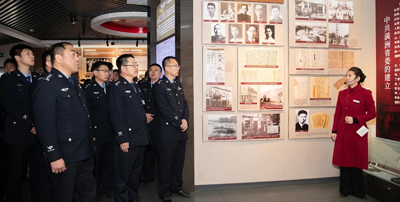 頭題圖，沈陽(yáng)第二監(jiān)獄民警走進(jìn)中共滿洲省委舊址紀(jì)念館參觀學(xué)習(xí)。