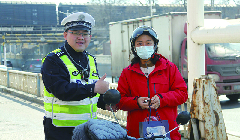 向遵規(guī)守法群眾贈(zèng)送“交警小熊”