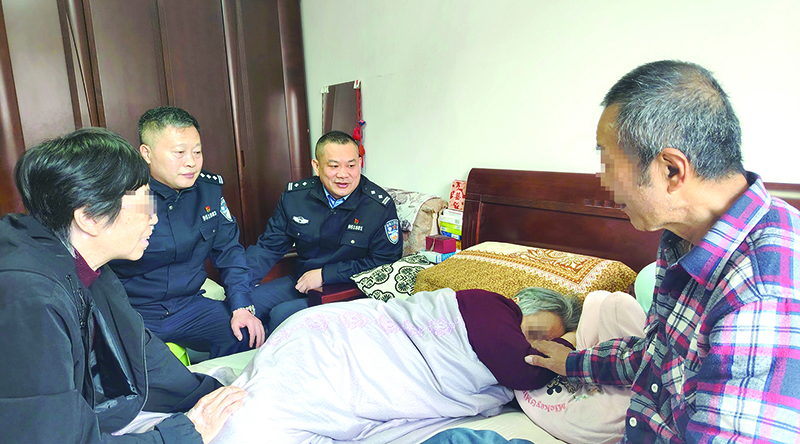 圖為派出所所長(zhǎng)吳永強(qiáng)和民警李向軍回訪（左側(cè)女及躺床者面部打碼）