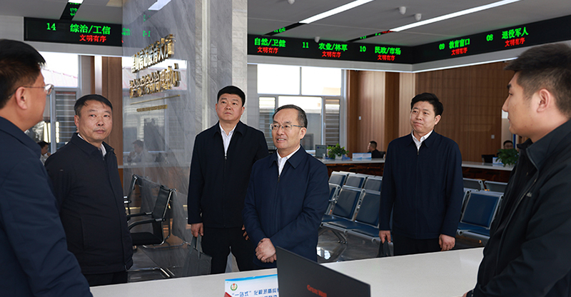 省委常委、政法委書記鄭藝（中）在黑山縣社會(huì)治安綜合治理中心與工作人員深入交流。