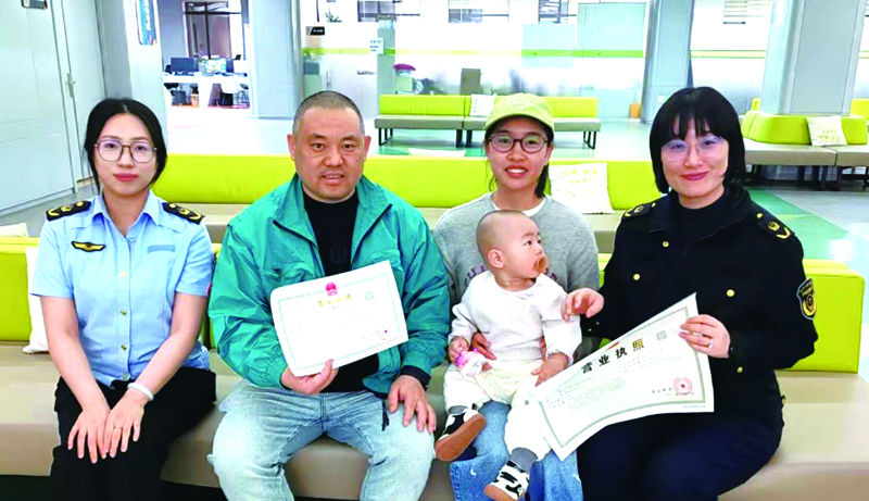 周爍（右）幫助某企業(yè)法定代表人順利拿到營業(yè)執(zhí)照