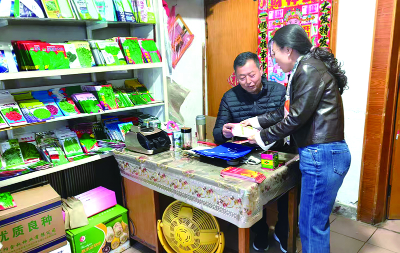 二題圖，司法所工作人員走進轄區(qū)種子、化肥、農(nóng)藥等農(nóng)資經(jīng)營門店講解法律法規(guī)。