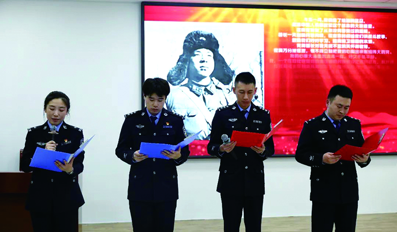 頭題圖，青年民警朗讀雷鋒日記。許正 攝