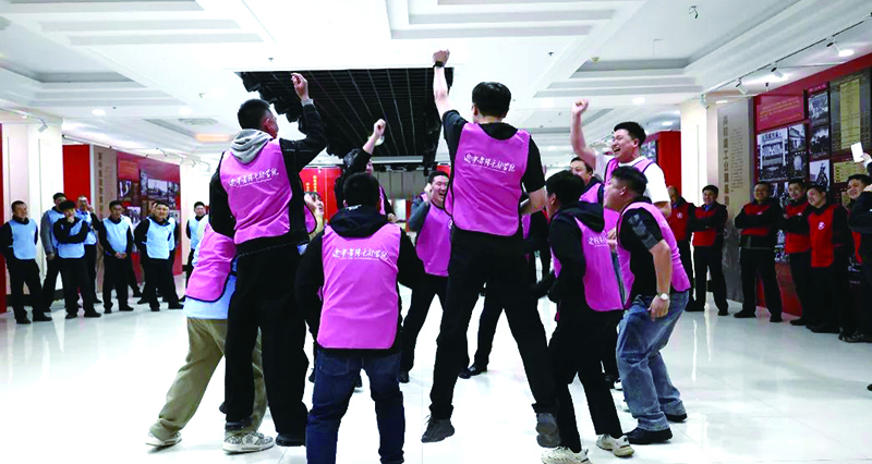 頭題圖，團(tuán)隊(duì)拓展訓(xùn)練。