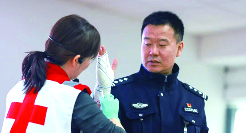 二題圖，救護(hù)人員講解創(chuàng)傷止血包扎。燕君 攝