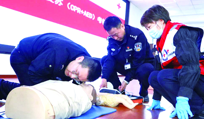二題圖，參訓(xùn)民警在講師指導(dǎo)下練習(xí)心肺復(fù)蘇。燕君 攝
