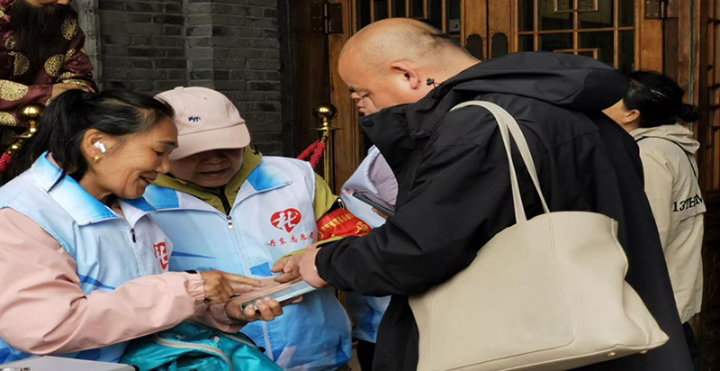 安東老街志愿服務點位志愿者為游客指路