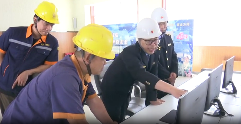 頭題圖，朝陽市行政執(zhí)法部門工作人員入企檢查。
