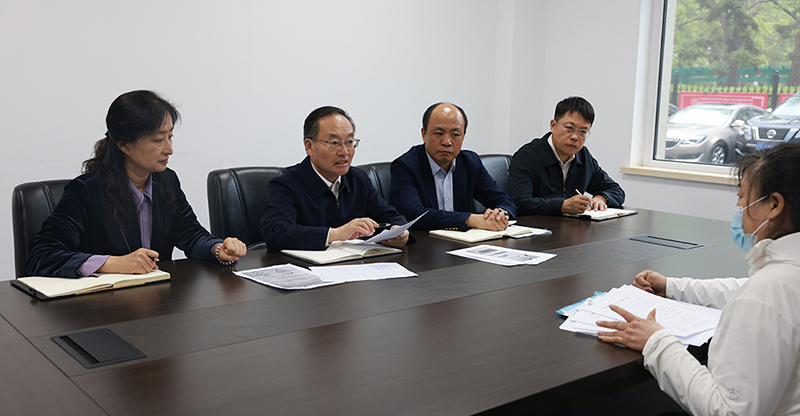 省委常委、政法委書記鄭藝（左二）在省信訪局接待來訪群眾