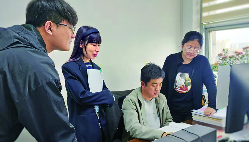 鐵嶺縣人民檢察院刑檢部門干警研究分析案件