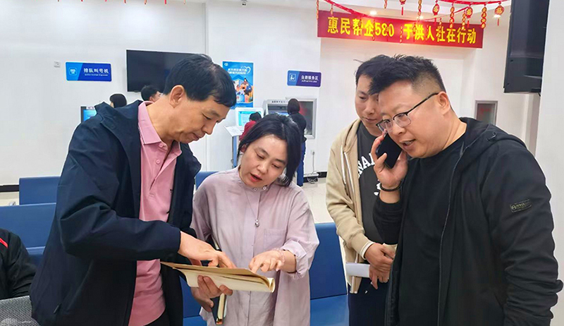 區(qū)綜治中心組織各職能部門(mén)工作人員幫助許某某核實(shí)檔案信息