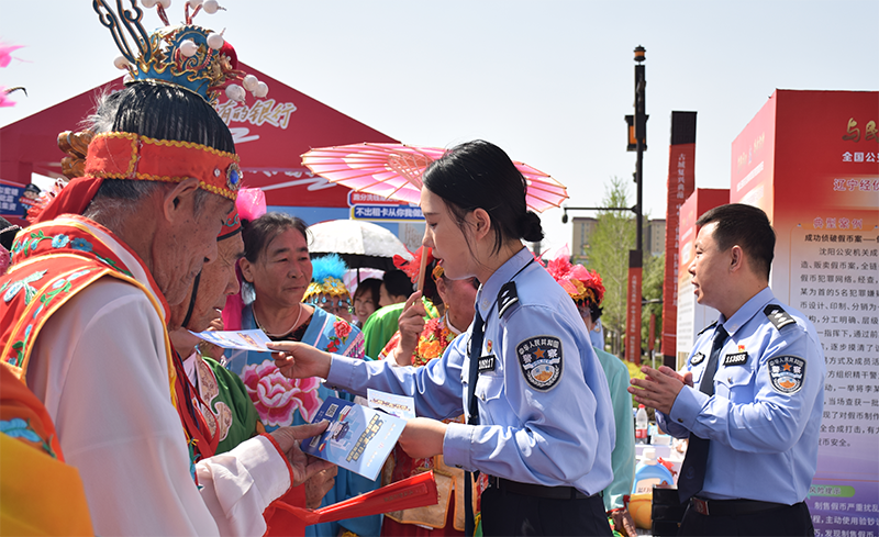 民警為群眾發(fā)放宣傳冊(cè)
