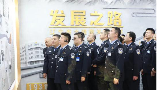 二題圖，民警參觀監(jiān)獄發(fā)展成果展示長廊。侯小林 攝